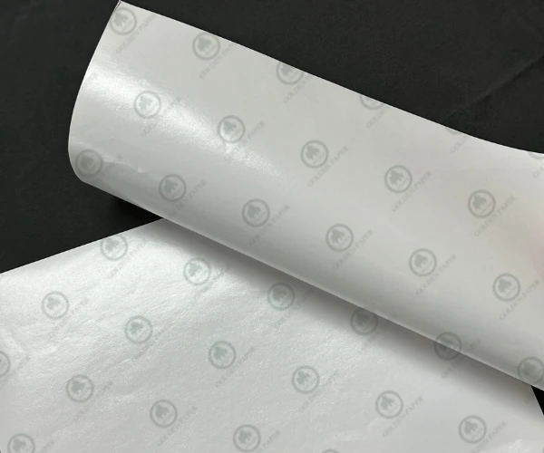 Lanzamiento de análisis de papel: de papel de liberación de silicona a papel de liberación adhesiva