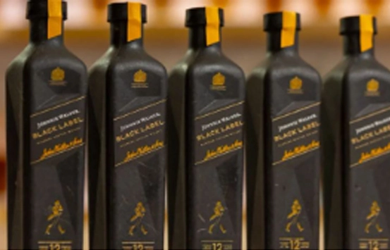 EL PAPEL REEMPLAZA EL PLÁSTICO, OTRO WORLD-RENEWNED BRAND TANSFER PARA UTILIZAR BOTELLAS DE PAPEL