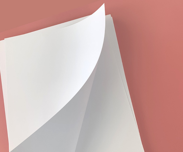 Papel brillante vs mate: cómo elegir el papel de impresión adecuado para su proyecto