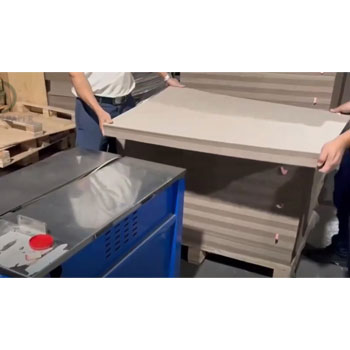 Tablero con chip gris para embalaje y encuadernación | Papel dorado