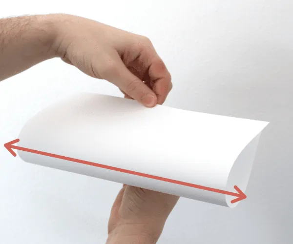 ¿Por qué es importante la dirección de los cereales en el papel?