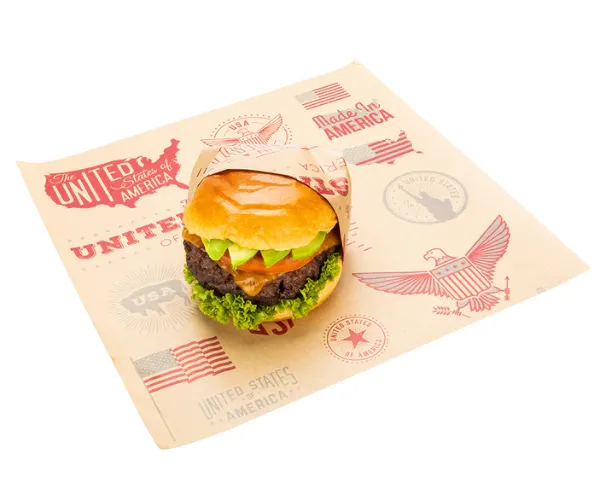 ¿En qué tipo de papel están envueltos las hamburguesas?