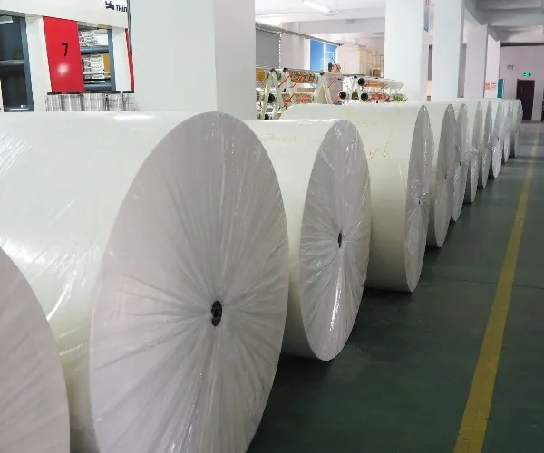 Los precios mundiales del papel se estabilizan en el tercer trimestre de 2025: el papel dorado responde con estabilidad y suministro confiable