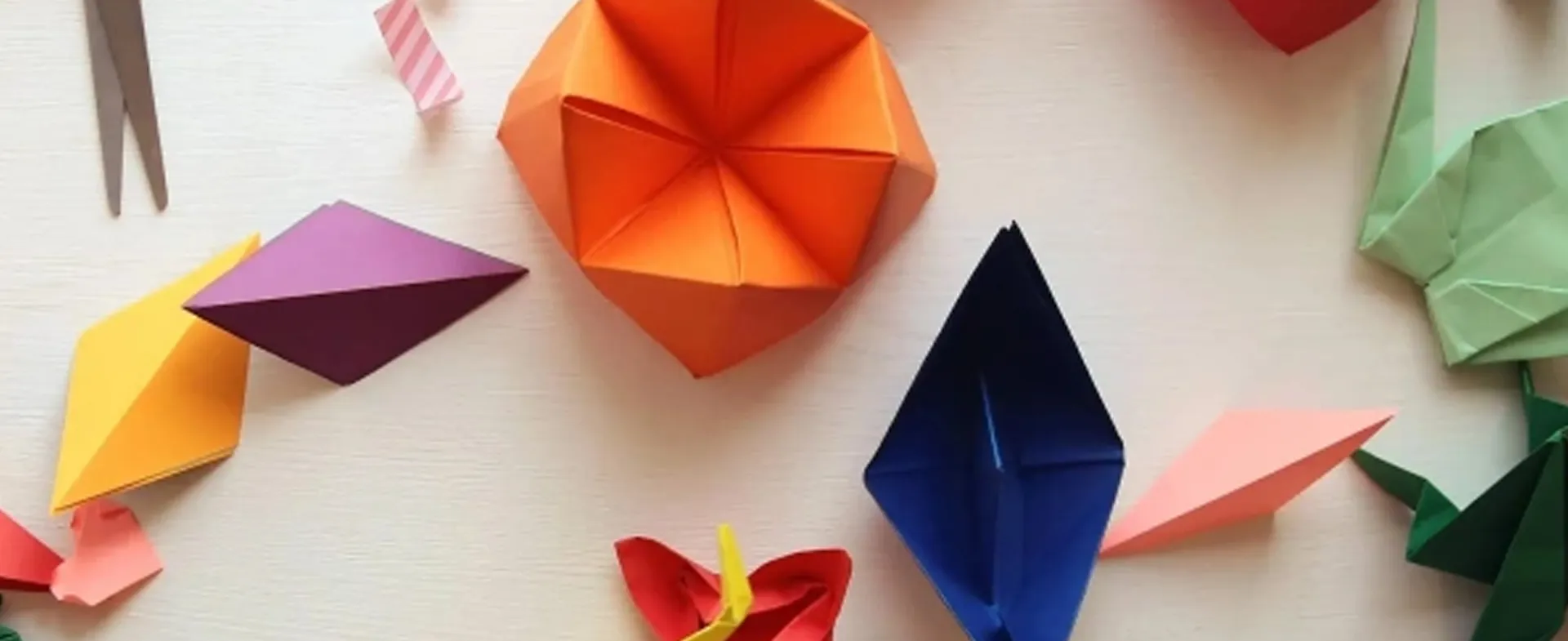 Soluciones de papel dorado para la excelencia de oficina y papelería