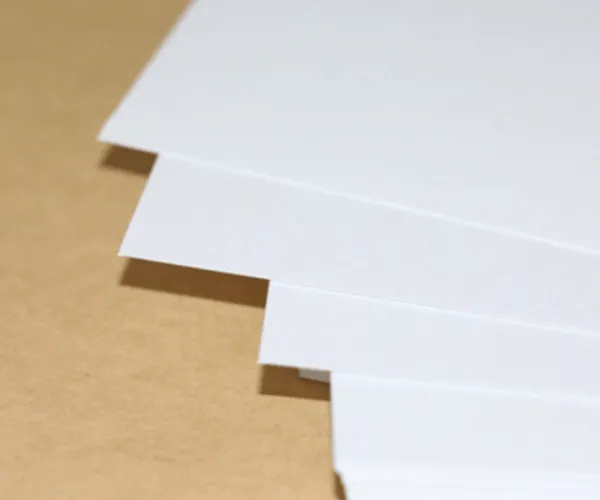 ¿Qué propiedades del papel afectan la variación del color en la impresión?